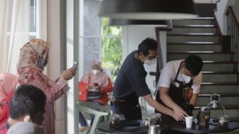 Praktisi kopi, Fransikus Satriawan memberikan pelatihan membuat kopi kepada anak berkebutuhan khusus (ABK) di The Home, Cilandak, Jakarta, Selasa (11/1/2022). [Suara.com/Angga Budhiyanto]