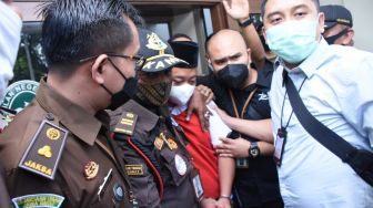 BREAKING NEWS: Pemerkosa Belasan Santriwati di Bandung Dituntut Hukuman Mati dan Kebiri