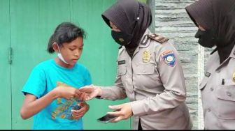 Novi Anak Kelas 6 SD yang Viral Bantu Ibunya Berjualan Akhirnya Dapat Sepeda dari Kapolsek Laweyan