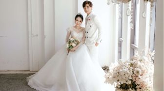 Pasangan Menikah Sambil Diiringi Lagu Korea, Warganet: Nikahan Sambil Konser