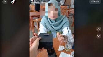 Viral Tren Hadiah Tarik Uang, Gadis Ini Punya Ide Bikin Versi Ekonomis