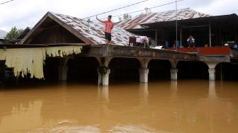 Ribuan rumah terendam banjir di Desa Pengaron, Kabupaten Banjar, Kalimantan Selatan, Rabu (12/1/2022).  ANTARA FOTO/Bayu Pratama