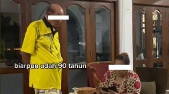 Tetap Posesif, HP Kakek Umur 90 Tahun ini Masih Dipantau Istrinya, 'Mbahnya Tertekan Lucu'