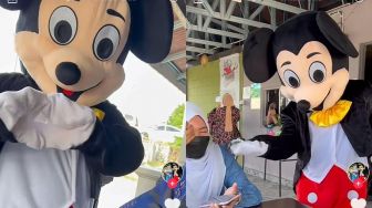 11 Bulan LDR, Lelaki Pakai Kostum Mickey Mouse untuk Kejutkan Istri