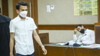 Adam Deni saat menjadi saksi sidang kasus pengancaman dengan terdakwa Musisi I Gede Ari Astina atau Jerinx SID di Pengadilan Negeri Jakarta Pusat, Rabu (12/1/2022). [Suara.com/Alfian Winanto]