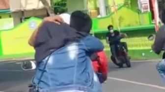 Viral Pasangan Kekasih di Bulukumba Berciuman Sambil Melaju di Jalan Raya