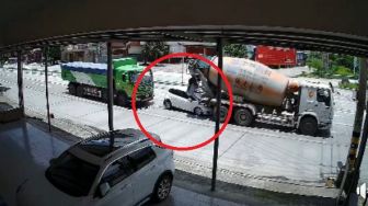 Detik-detik Mobil Jadi &#039;Geprekan&#039; Truk di Jalan, Kondisinya Memprihatinkan