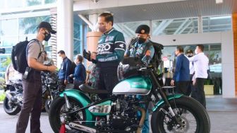 Dibuat di Bandung, Jaket yang Dipakai Jokowi Tinjau Sarana MotoGP 2022 Cuma Ada Satu di Dunia