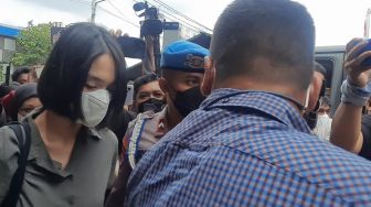Ardhito Pramono Dijenguk Pacar di Polres Jakarta Barat