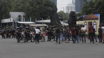 Anggota polisi melakukan simulasi pengamanan aksi tawuran dalam upacara peresmian tim Perintis Presisi Polda Metro Jaya di Lapangan Presisi Polda Metro Jaya, Jakarta, Kamis (13/1/2022). [Suara.com/Angga Budhiyanto]