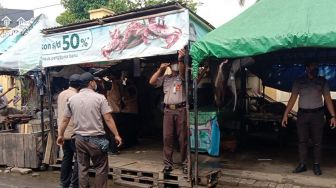 Masih Nekat Jualan di Pasar Darurat, Petugas Bongkar Paksa Lapak Pedagang Pasar Legi