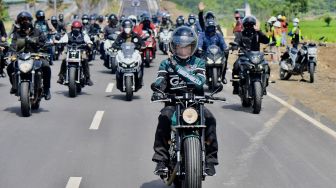 Presiden Joko Widodo mengendarai sepeda motor Kawasaki W175 custom saat melaksanakan kunjungan kerja di Kawasan Ekonomi Khusus (KEK) Mandalika, Desa Kuta, Kecamatan Pujut, Kabupaten Lombok Tengah, Kamis (13/1/2022). ANTARA FOTO