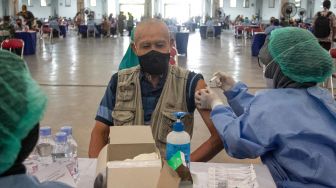 Petugas vaksinator menyuntikkan vaksin booster COVID-19 untuk lansia di Jogja Expo Center, Bantul, DI Yogyakarta, Kamis (13/1/2022).  ANTARA FOTO/Hendra Nurdiyansya