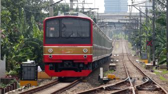 Rangkaian KRL Commuter Line melintas di Jombang, Ciputat Tangerang Selatan, Banten, Kamis (13/1/2022). ANTARA FOTO/Muhammad Iqbal