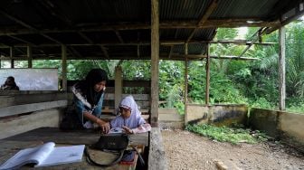 Pelajar kelas II SDN 217 Pamenang mengikuti kegiatan belajar mengajar di ruang kelas bekas bangunan perumahan guru di Dusun Tuo, Pamenang, Merangin, Jambi, Kamis (13/1/2022).  ANTARA FOTO/Wahdi Septiawan