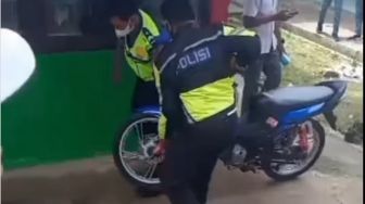 Aksi 2 Pria Berseragam Polisi Angkut Motor Jadi Bahan Sorakan Siswa di Sekolah, Ini Sebabnya