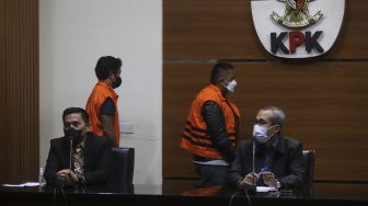 Bupati Penajam Paser Utara Abdul Gafur Mas&#039;ud (kedua kiri) dihadirkan dalam konferensi pers penahanan di Gedung Merah Putih KPK, Jakarta, Kamis (13/1/2021) malam. [Suara.com/Angga Budhiyanto]