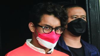 Tersangka Ardhito Pramono dihadirkan saat rilis kasus narkoba di Polres Jakarta Barat, Kamis (13/1/2022). [Suara.com/Septian]