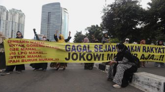 Massa yang tergabung dalam Aliansi Rakyat Menggugat (ARM) melakukan aksi unjuk rasa di sekitar Gedung Komisi Pemberantasan Korupsi (KPK), Jakarta, Kamis (13/1/2022). [Suara.com/Angga Budhiyanto]