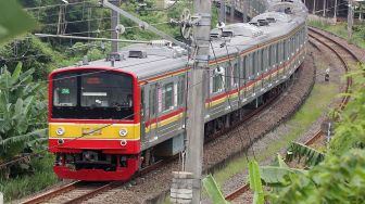 Rangkaian KRL Commuter Line melintas di Jombang, Ciputat Tangerang Selatan, Banten, Kamis (13/1/2022). ANTARA FOTO/Muhammad Iqbal