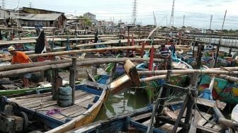 Ombak Pantura Mengganas, Ratusan Perahu Nelayan di Kota Semarang Mengungsi di Kali Benger