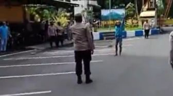 Terungkap! Viral Video Pria Bawa Pisau Serang Polres Lumajang ODGJ, Polisi: Obatnya Habis...