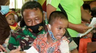 Rayuan Maut Anggota TNI Luluhkan Hati Bocah SD di Lampung Timur untuk Divaksin Covid-19