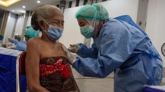 Ekspresi Lansia di Yogyakarta saat Disuntik Vaksin Booster