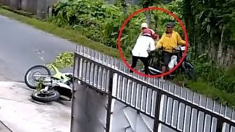 Detik-detik Pemotor Hantam Bapak-bapak Naik Motor Bikin Salut Publik, Penabrak Malah Sungkem