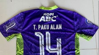 Kiper Persib Teja Paku Alam, Lelang Jersey Hingga Rp10 Juta