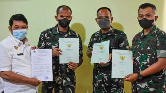 Lima Sertifikat Hak Atas Tanah Diserahkan Kepada Komandan Kodim 1205/Sintang, Letkol Inf Kukuh Suharwiyono