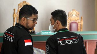 Kuasa hukum pemohon dari Yayasan Advokasi Rakyat Aceh (YARA) berbincang sebelum sidang perdana dengan agenda pembacaan permohonan suntik mati (euthanasia) di Pegadilan Negeri Lhokseumawe, Aceh, Kamis (13/1/2022). ANTARA FOTO/Rahmad