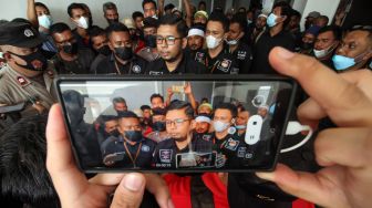 Kuasa hukum pemohon dari Yayasan Advokasi Rakyat Aceh (YARA) menyampaikan keterangan pers usai sidang perdana dengan agenda pembacaan permohonan suntik mati (euthanasia) di Pegadilan Negeri Lhokseumawe, Aceh, Kamis (13/1/2022).  ANTARA FOTO/Rahmad