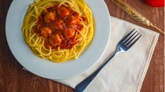 Angkat Kearifan Lokal, Viral Wanita Masak Spaghetti Sambal Pecel Super Pedas