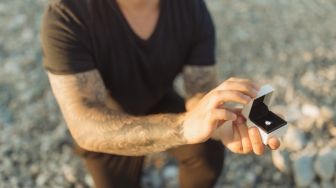 Niat Romantis Melamar Kekasih di Pantai, Cincin Malah Hilang di Lautan Pasir