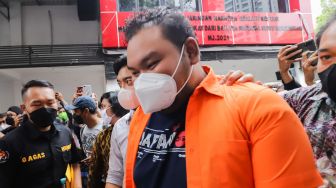 Komika Fico Fachriza dihadirkan saat rilis kasus narkoba yang menjerat dirinya di Polda Metro Jaya, Jakarta Selatan, Jumat (14/1/2022). [Suara.com/Alfian Winanto]