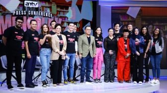 Para pemain dan kru serial 'Menolak Talak' saat jumpa pers di Kuningan, Jakarta Selatan, Jumat (14/1/2022). [Suara.com/Alfian Winanto]