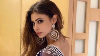 8 Pesona Mouni Roy yang Segera Menikah dengan Suraj Nambiar, Pesta Digelar Dua Hari!