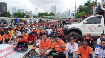 Geruduk DPR Tolak Omnibus Law Cipta Kerja, Ribuan Buruh Gelar Salat Jumat di Jalanan