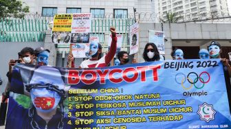 Sejumlah massa aksi yang tergabung dalam Aliansi Mahasiswa  Islam (AMI) menggelar aksi unjuk rasa di depan Kedutaan Besar China, Jakarta Selatan, Jumat (14/1/2022). [Suara.com/Alfian Winanto]