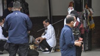 Presiden Jokowi Beli Sepatu Tenun Rp 350 Ribu di Mandalika, Penjual Mengaku Terharu