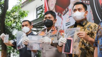 Polisi menunjukkan barang bukti narkoba yang digunakan Komika Fico Fachriza saat rilis di Polda Metro Jaya, Jakarta Selatan, Jumat (14/1/2022). [Suara.com/Alfian Winanto]