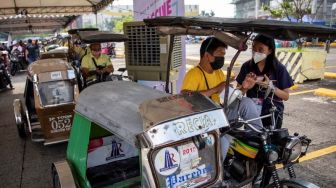 Filipina Larang Warga yang Belum Divaksinasi Naik Transportasi Umum