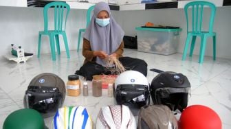 Pekerja memproduksi helm dari bahan limbah kelapa sawit (Green Composite Helmet) di PT Intertisi Material Maju (IMM), Situgede, Kota Bogor, Jawa Barat, Kamis (13/1/2022). ANTARA FOTO/Arif Firmansyah
