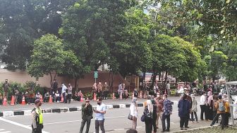 Jakarta Diguncang Gempa Bermagnitudo 6,7, Jurnalis Hingga Pegawai KPK Berhamburan Ke Jalan Raya
