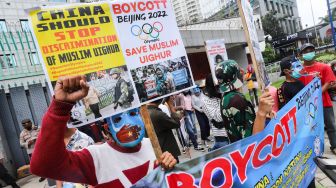 Sejumlah massa aksi yang tergabung dalam Aliansi Mahasiswa  Islam (AMI) menggelar aksi unjuk rasa di depan Kedutaan Besar China, Jakarta Selatan, Jumat (14/1/2022). [Suara.com/Alfian Winanto]