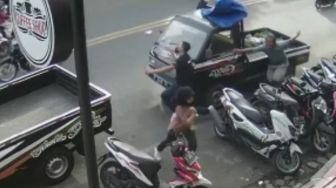 Viral Video Pegawai Konter HP Tertabrak Mobil di Banyuwangi Hingga Terpental