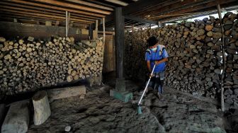 Warga membersihkan bagian lantai bawah cagar budaya Rumah Tradisional Rantau Panjang atau Rumah Tuo di Kampung Baru, Tabir, Merangin, Jambi, Sabtu (15/1/2022). ANTARA FOTO/Wahdi Septiawan
