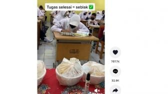 Viral Guru Kasih Seblak Untuk Siswa yang Selesai Kerjakan Tugas, Warganet Auto Mau Sekolah Lagi