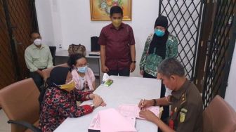 Polisi Serahkan Tersangka Mafia Tanah Ibu Dino Patti Djalal ke Kejari Jaksel